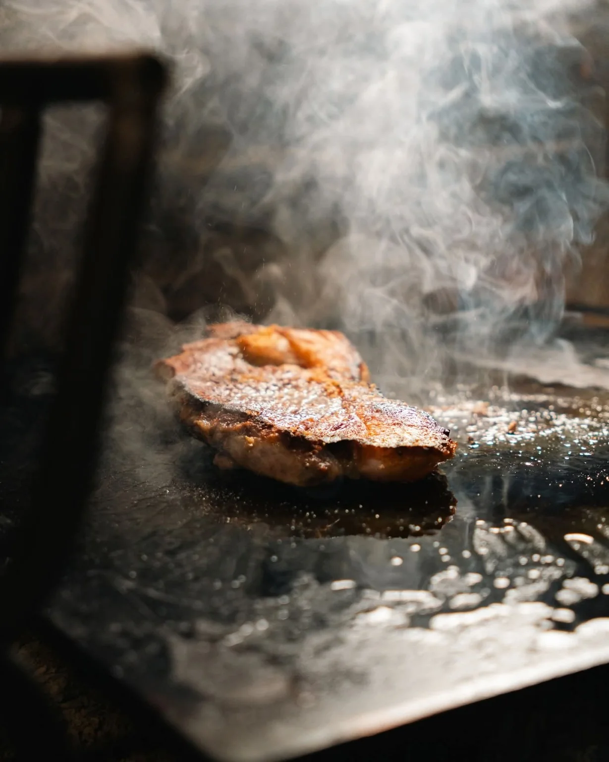 Corte de res dorándose sobre la plancha de Hickory