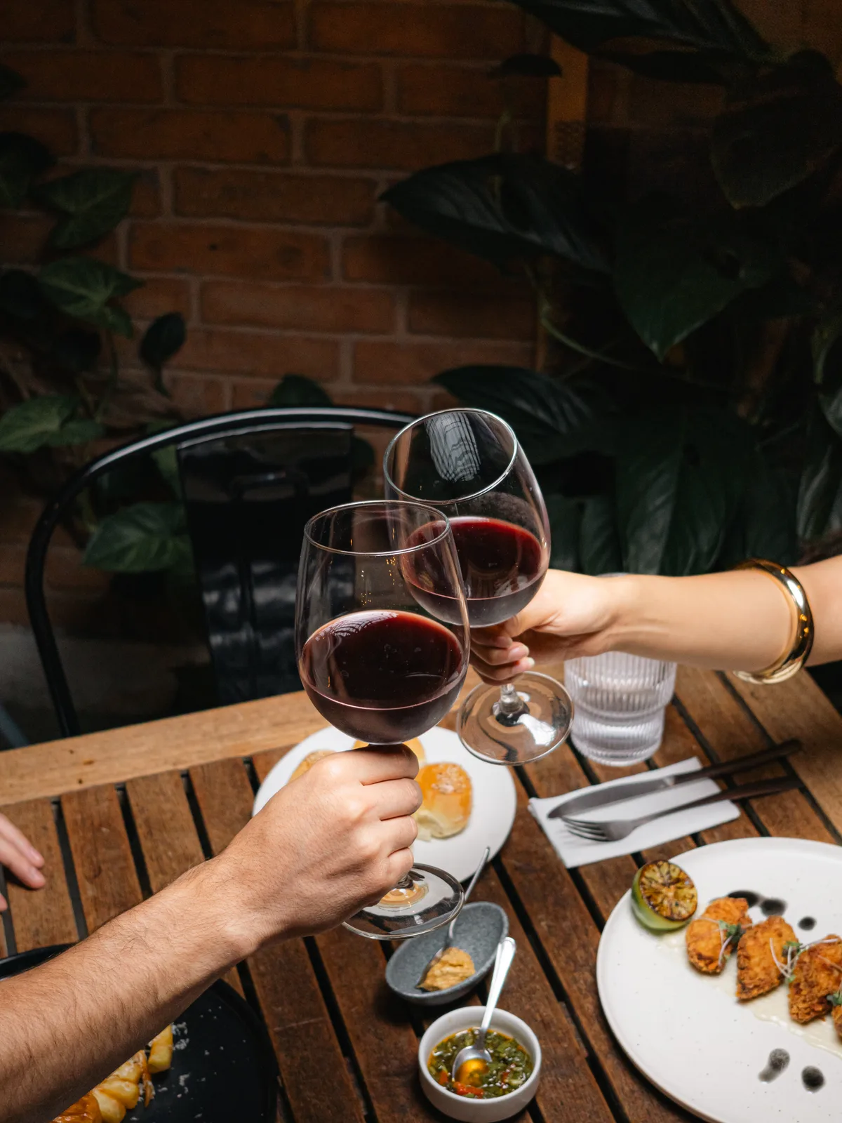 Brindis con vino alrededor de una mesa de Hickory