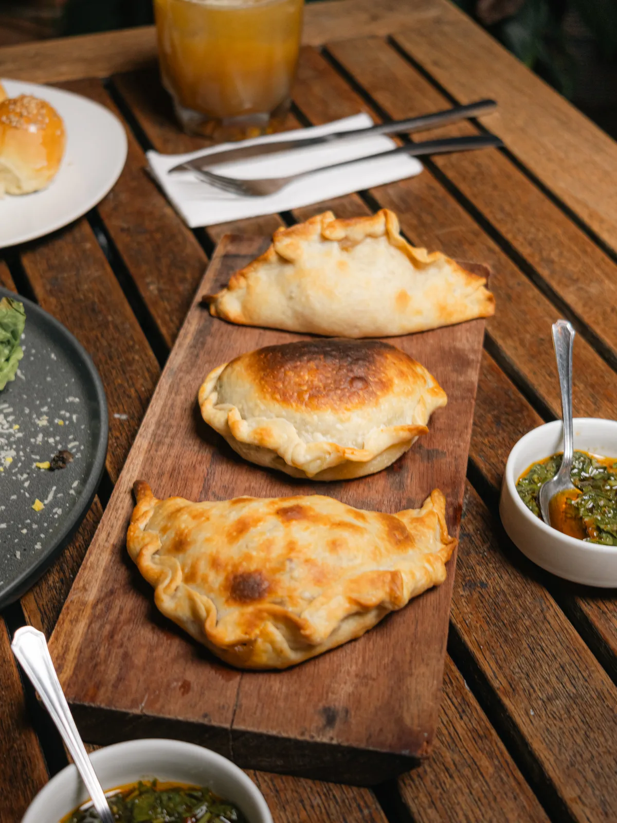 Empanadas Hickory servidas con sus salsas en la mesa