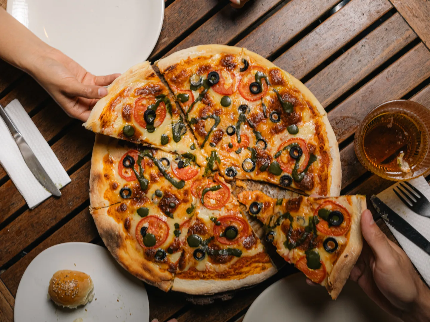 Pizza Hickory al centro de la mesa, lista para compartir